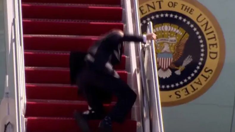 Joe Biden Tersandung 2 Kali saat Naik Tangga Pesawat Air Force One, Ada Apa?