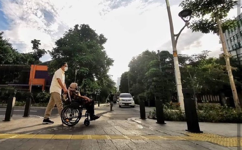 Anies Ajak Ibunda Jalan-Jalan di Cikini Raya, Netizen: Anak yang Berbakti
