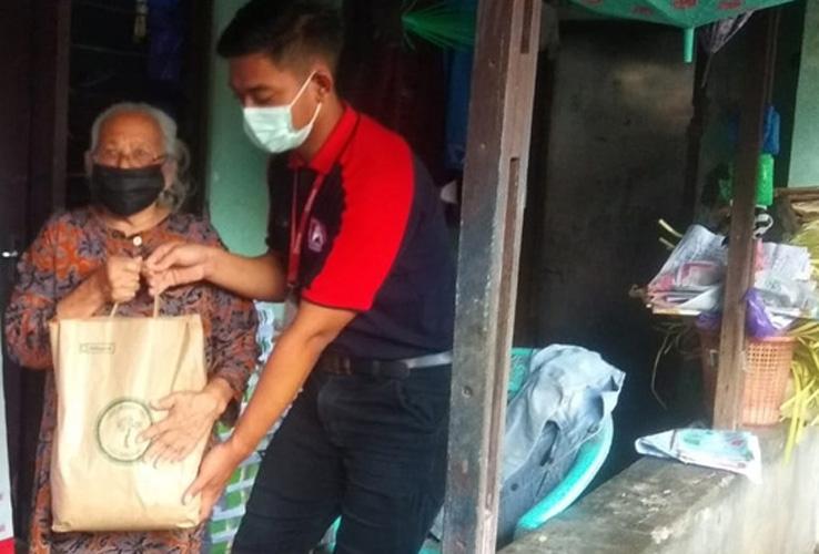Cerita Haru Warga Miskin dan Janda di Solo Dapat Kejutan Bantuan Sembako  