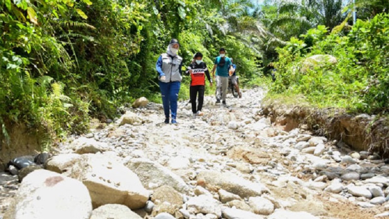 Viral di Medsos, Warga Sakit di Luwu Utara Ditandu ke Puskesmas karena Jalan Rusak