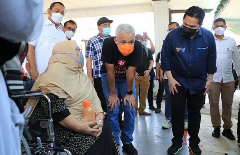 Cek Sentra Vaksinasi di Semarang, Ganjar dan Erick Thohir Bikin Tawa Lansia