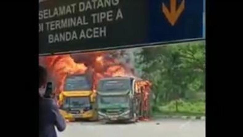 Heboh, 2 Bus Terbakar di Terminal Batoh Banda Aceh