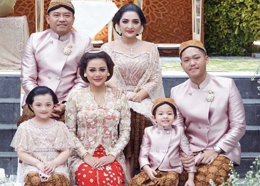 Asisten Ashanty Tanggapi Kritik Netizen Soal Baju Seragam Keluarga Anang Hermansyah   