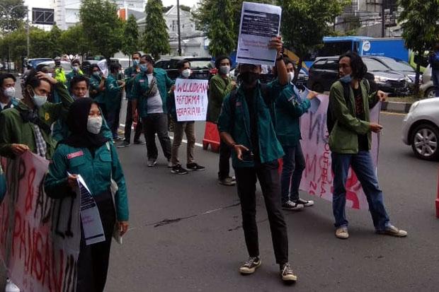  Mahasiswa Pertanian UPN Veteran Gelar Aksi Tolak Impor Beras