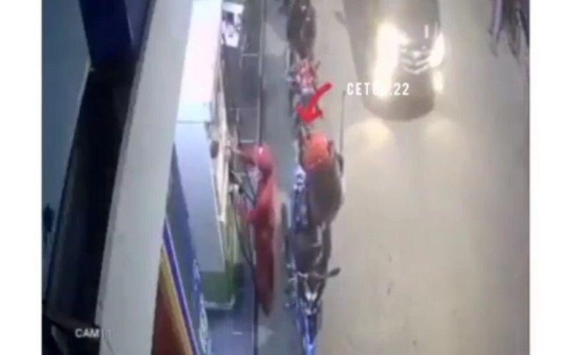 Viral, Pengendara Motor Pukul Petugas SPBU Gegara Diingatkan Matikan HP  