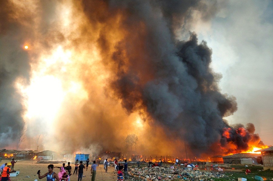 Kebakaran Besar Lalap Kamp Rohingya, Sejumlah Pengungsi Tewas
