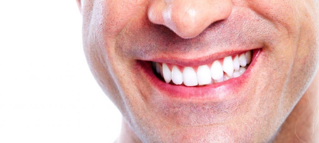 5 Cara Alami Agar Gigi Terlihat Lebih Putih, Salah Satunya dengan Oil Pulling