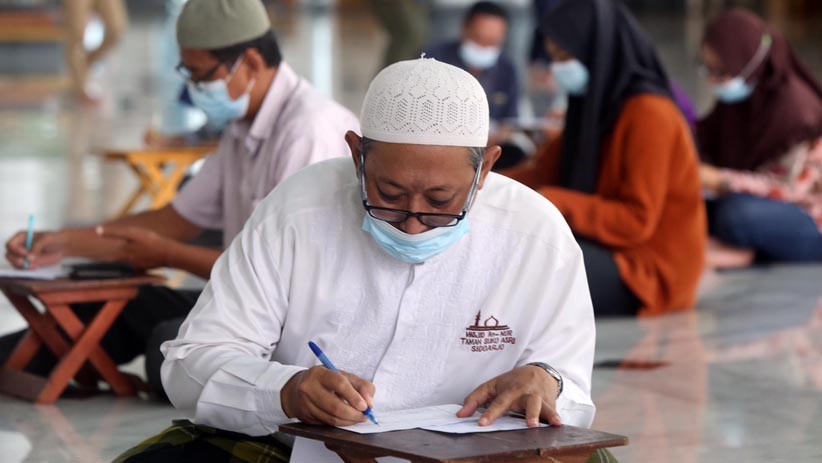 Calon Jemaah Haji Lanjut Usia di Solok Divaksin Covid-19
