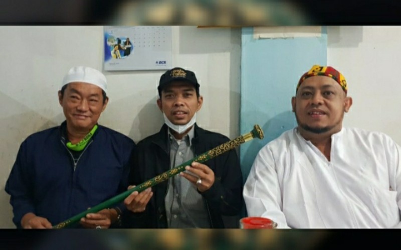 Ustadz Abdul Somad Dapat Hadiah Tongkat Berukir Khas Palembang yang Menyusahkan Orang Munafik