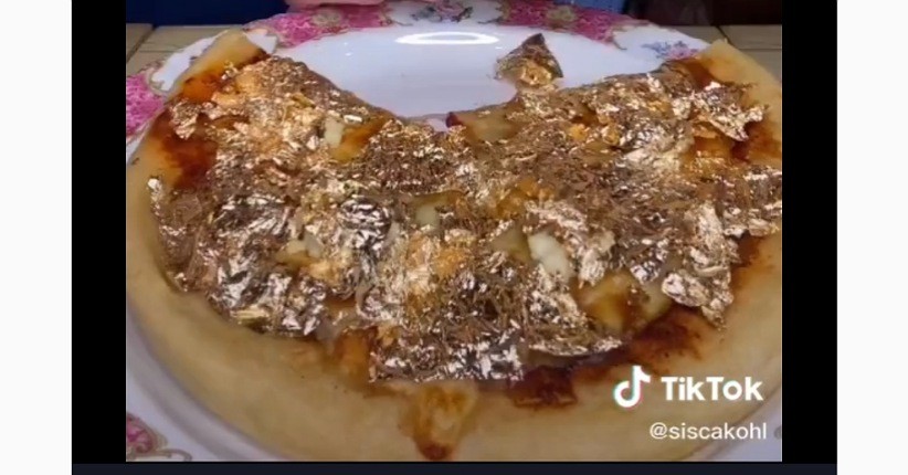 Lagi Viral Makan Pizza Pakai Topping Emas, seperti Apa Rasanya?
