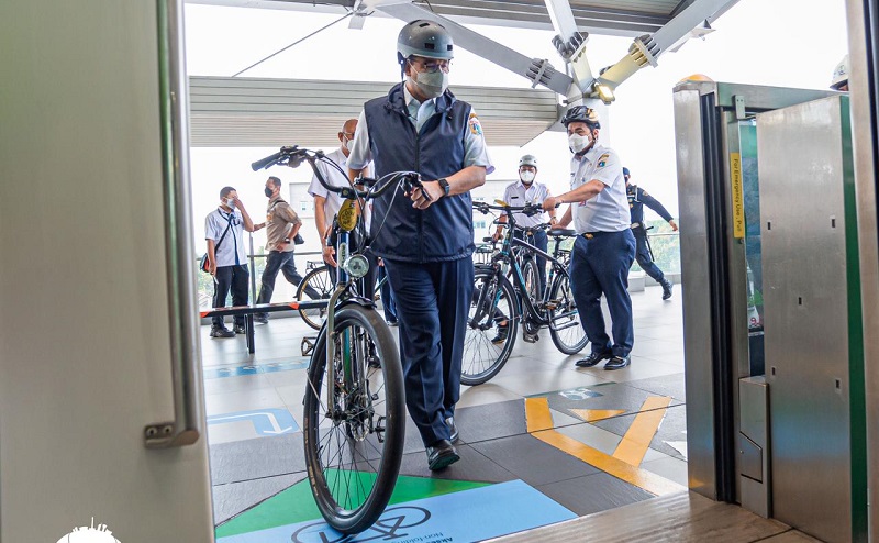 Ini Penampakan Anies dan Riza Patria Jajal Gerbong MRT Khusus Sepeda Nonlipat