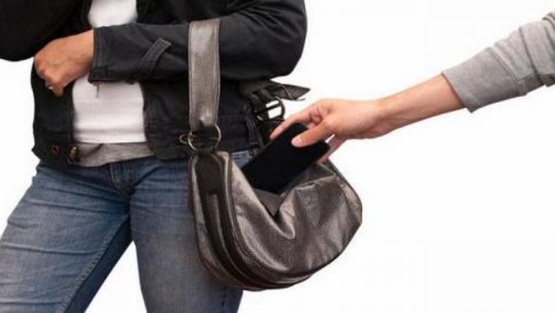 Asyik Pilih-Pilih Baju saat Berbelanja, Dokter di Manado Tak Sadar HP Dicopet