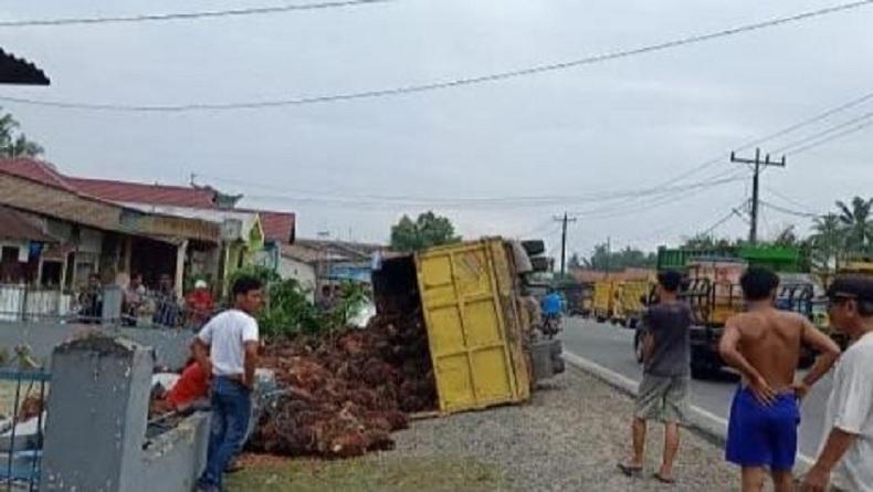 Truk Sawit Terbalik di Jalinsum Batubara, Diduga Sopir Asyik Bercanda dengan Tunangan