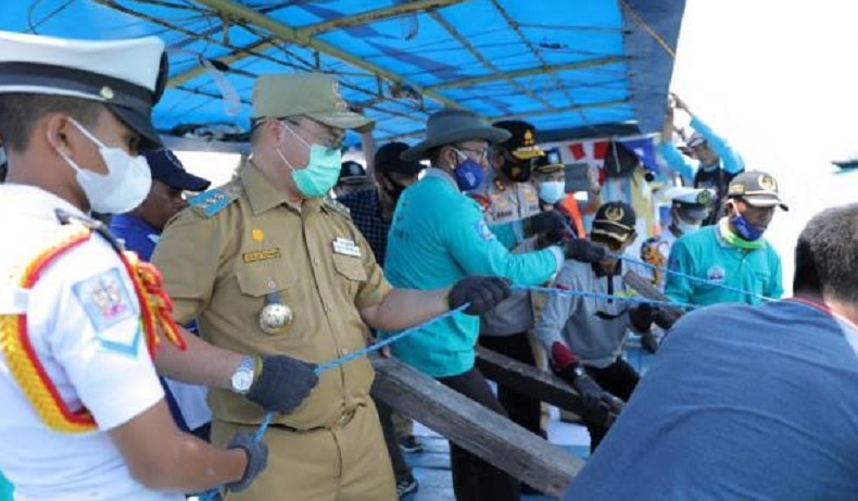 Temani Siswa SMK Praktik Lapangan, Gubernur Erzaldi Ikut Tenggelamkan Rumpon ke Laut