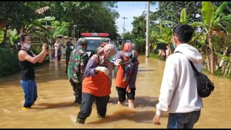 Salut, Demi Vaksinasi Lansia, Nakes di Tasikmalaya Rela Terobos Banjir