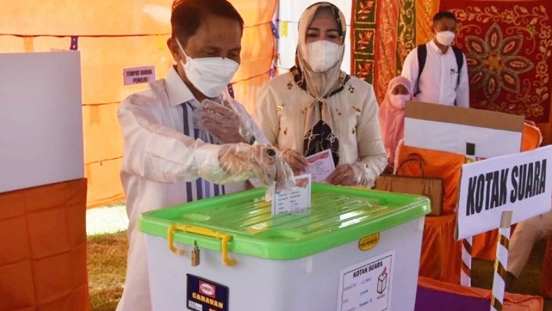 Pilkades Serentak, Bupati Gorontalo Nelson Pomalingo Gunakan Hak Pilih di Tinelo