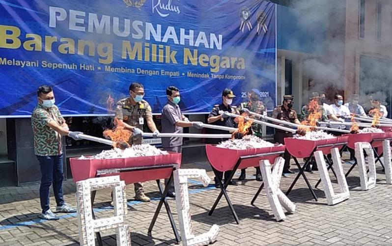 14 Ton Rokok Ilegal dan 6.800 Keping Pita Cukai Palsu Dimusnahkan 