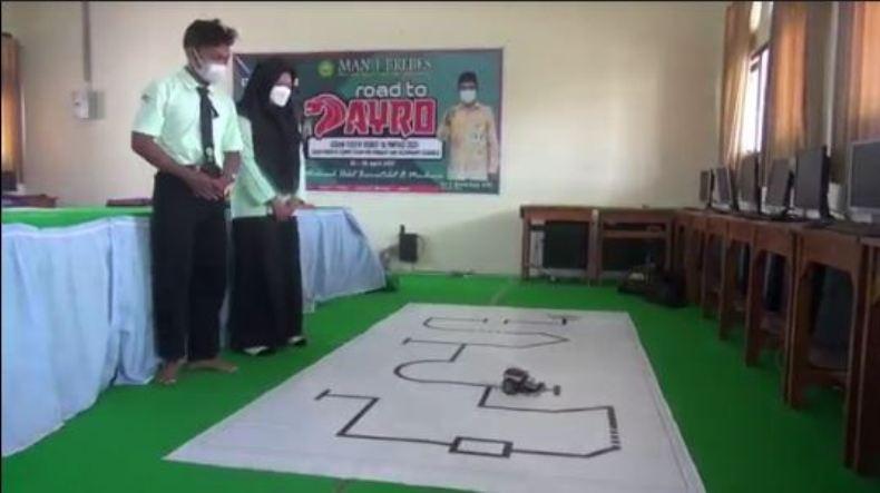 Dua Santri di Brebes Sabet Medali Emas di Kontes Robot Nusantara