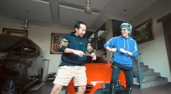 Intip Garasi Denny Cagur, dari Mobil Porsche, Alphard hingga Harley-Davidson