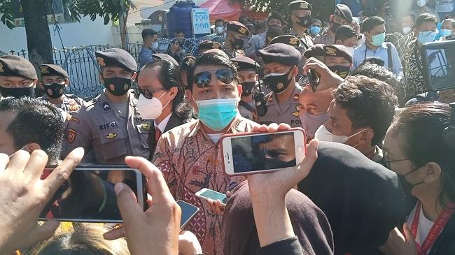 Pengacara Habib Rizieq Bersitegang dengan Polisi karena Tak Dizinkan Masuk ke PN Jaktim