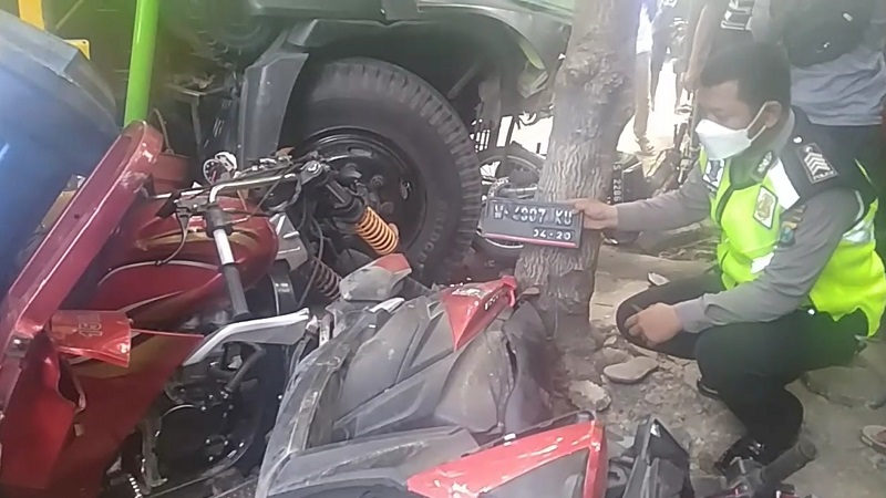 Dump Truk Oleng Tabrak Motor Roda 3 di Lamongan, 1 Penumpang Tewas 