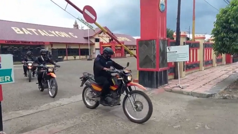 Personel Brimob Polda Sulsel Patroli Rutin dengan Mobil Barakuda
