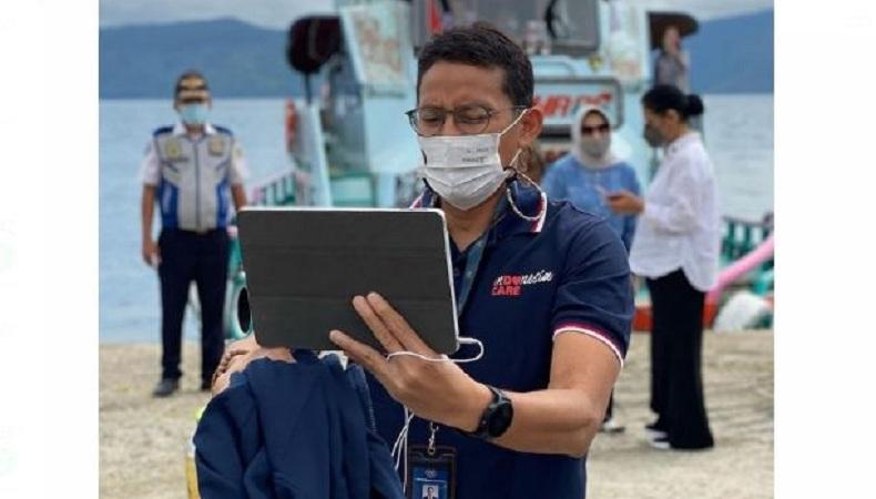 Kena Prank saat Kunker di Samosir, Menparekraf Sandiaga Kaget Nyaris Loncat dari Kapal