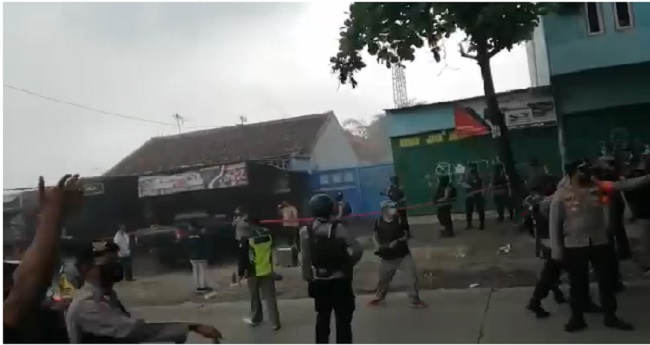 Terdengar Ledakan dan Asap Mengepul saat Pengeledahan Rumah Terduga Teroris di Bekasi