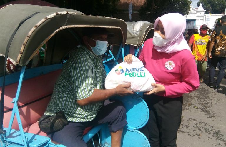 Bahagianya Para Tukang Becak di Solo Terima Paket Sembako dari MNC Peduli