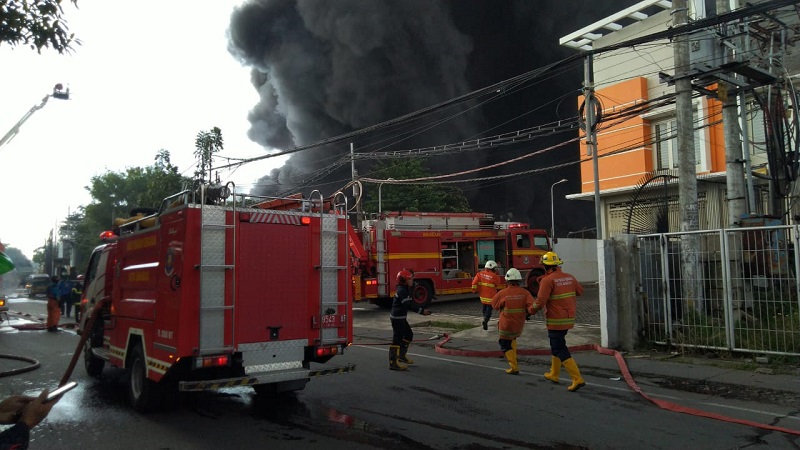 Pabrik Palet Plastik di Surabaya Terbakar, Warga Panik karena Dekat SPBU