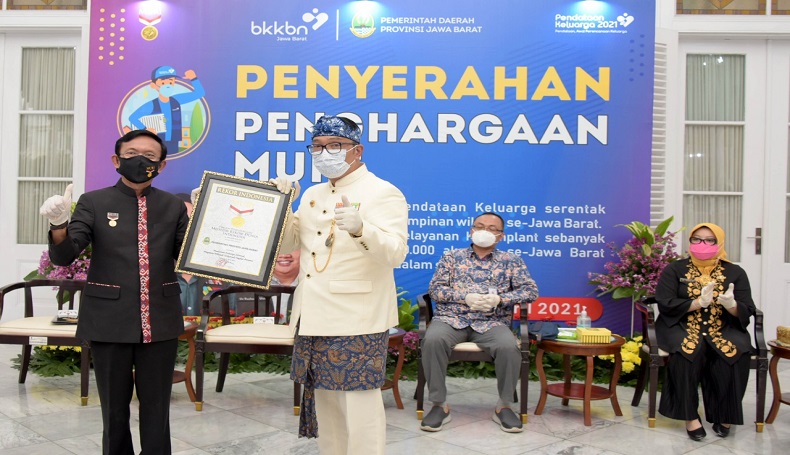 Terima Dua Penghargaan MURI, Prestasi Ridwan Kamil Semakin Meroket
