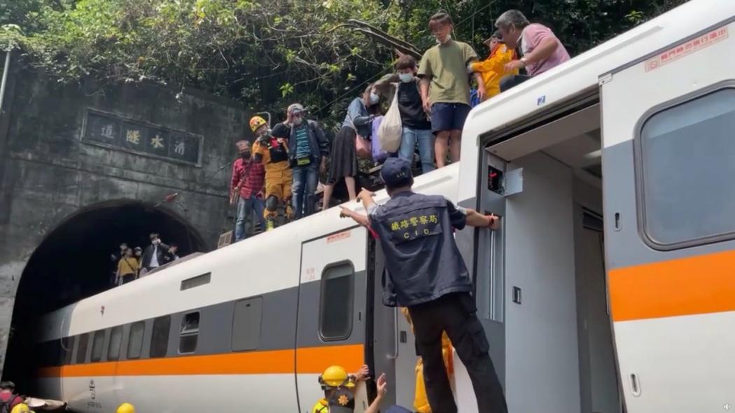 Kereta Menabrak Truk, 36 Penumpang Tewas 40 Luka-Luka 