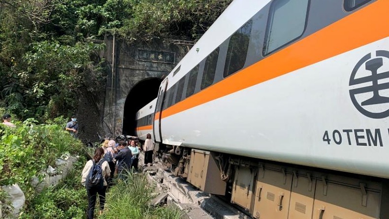 Korban Tewas Kereta Api Tabrak Truk Tambah Jadi 48 Orang termasuk Masinis