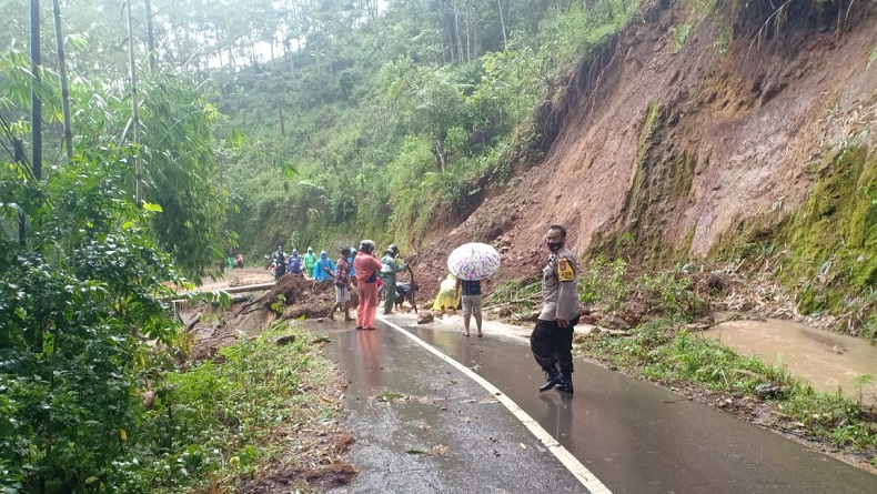 Jalan Penghubung Gowa-Sinjai Longsor, Rumah Warga Rusak Tertimpa Material Tanah 