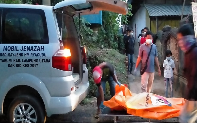 Geger Penemuan Mayat Kakek 64 Tahun Membusuk Dalam Rumah 