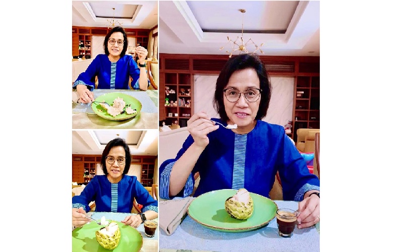 Sri Mulyani Pamer Makan Srikaya Jumbo dari Jember, Netizen: Nikmat Banget Buah Itu