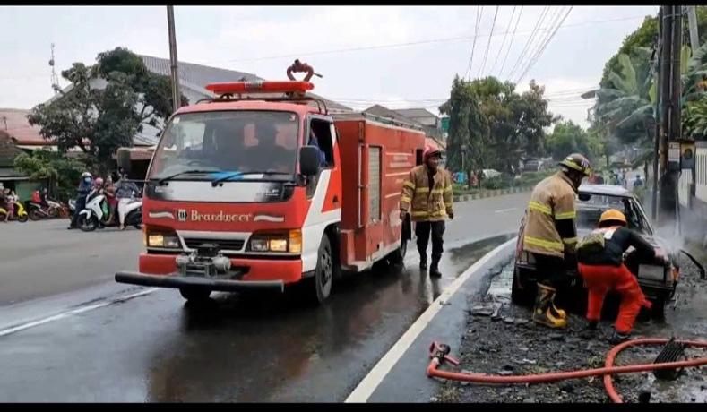 Mobil Sedan Terbakar di Jalan Cendana, Arus Lalu Lintas  Boyolali-Semarang Tersendat