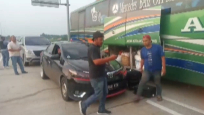 Bak Film Action, Polisi Kejar Bus yang Diduga Bawa 10 Kg Sabu di Jalan Tol