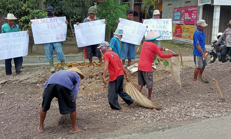Jengkel, Warga Ancam Blokir Akses Jalan Rusak di Desa Sumber Rembang