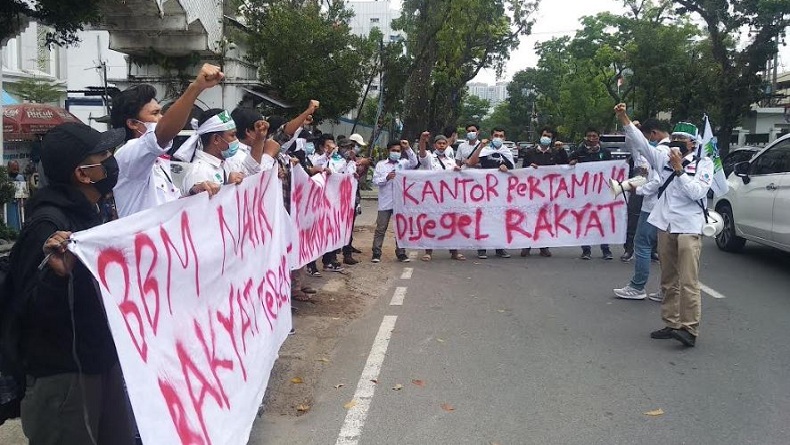 Demo Tolak Kenaikan Harga BBM, Mahasiswa Geruduk Kantor Gubernur Sumut