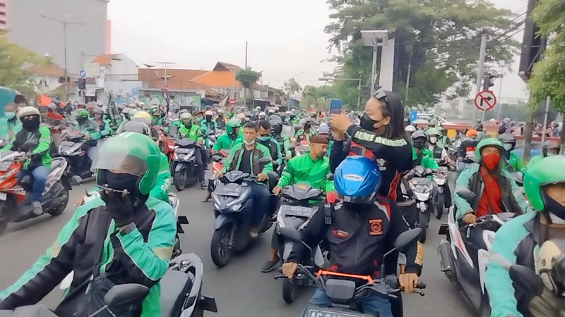 Unjuk Rasa, Ribuan Driver Ojol di Surabaya Segel Kantor dan Bakar Replika Pocong