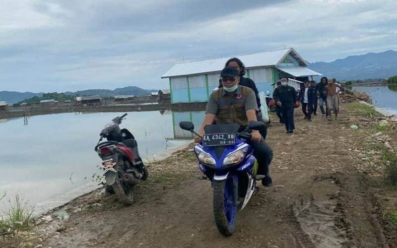 Gubernur NTB Kendarai Moge saat Kunjungi Petani Garam Korban Banjir