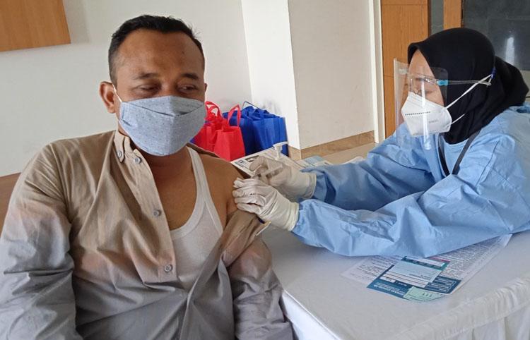 Cegah Penularan Covid-19, Dosen dan Tendik UAD Disuntik Vaksin  