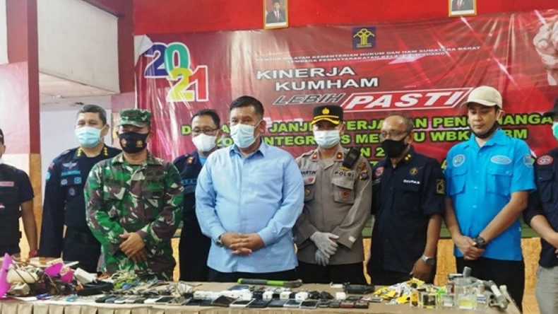 Razia Lapas Padang, Petugas Temukan 20 Ponsel hingga Sendok Besi