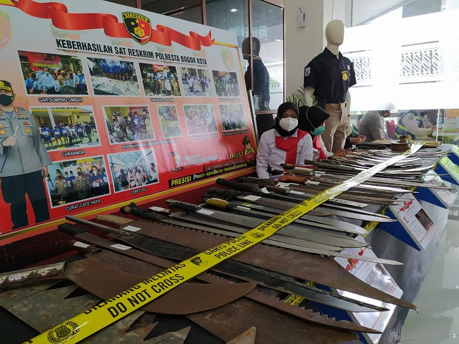 Polresta Bogor Pamerkan Hasil Tangkapannya di Gedung DPRD: Puluhan Sajam hingga Narkoba