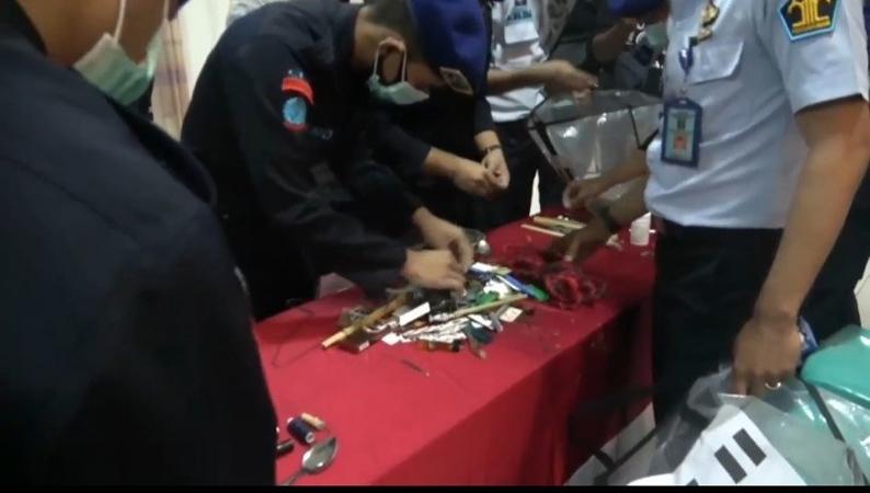 Razia Lapas Brebes, Petugas Gabungan Sita Pecahan Kaca hingga Paku