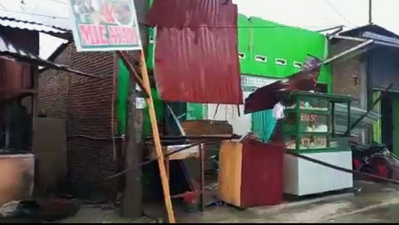 Dilanda Angin Kencang dan Hujan Deras, Sejumlah Rumah di Deliserdang Rusak