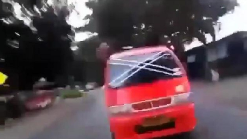 Viral Video Sopir Banyak Tingkah saat Nyetir, akibatnya Angkot Seruduk Mobil di Cianjur
