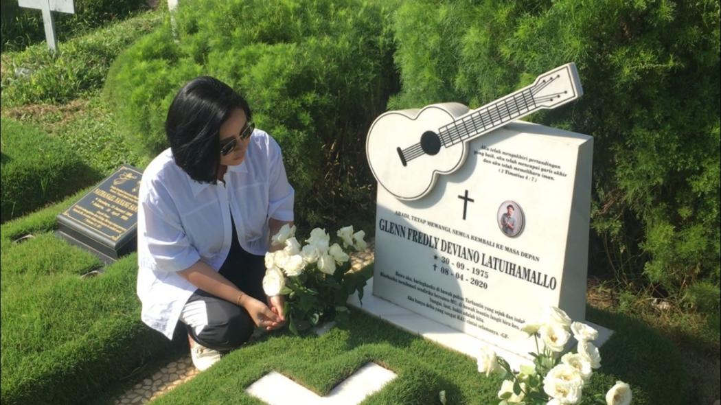 Mutia Ayu Ziarah ke Makam Almarhum Glenn Fredly, Peringati 1 Tahun Berpulang   