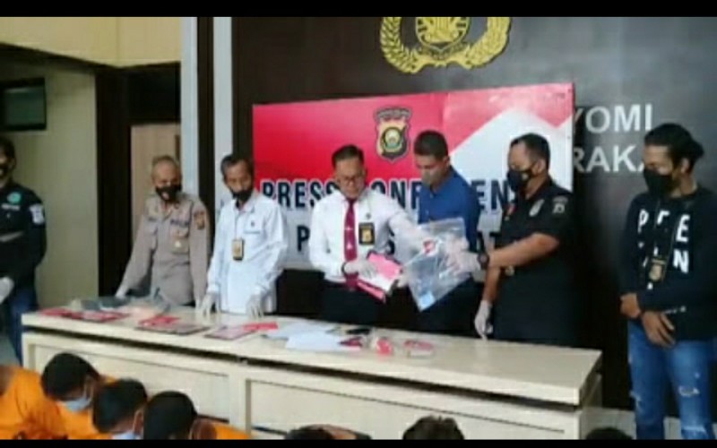 Polisi Gerebek Rumah Bandar Sabu di Lahat, 10 Orang Ditangkap Termasuk Istri Bandar